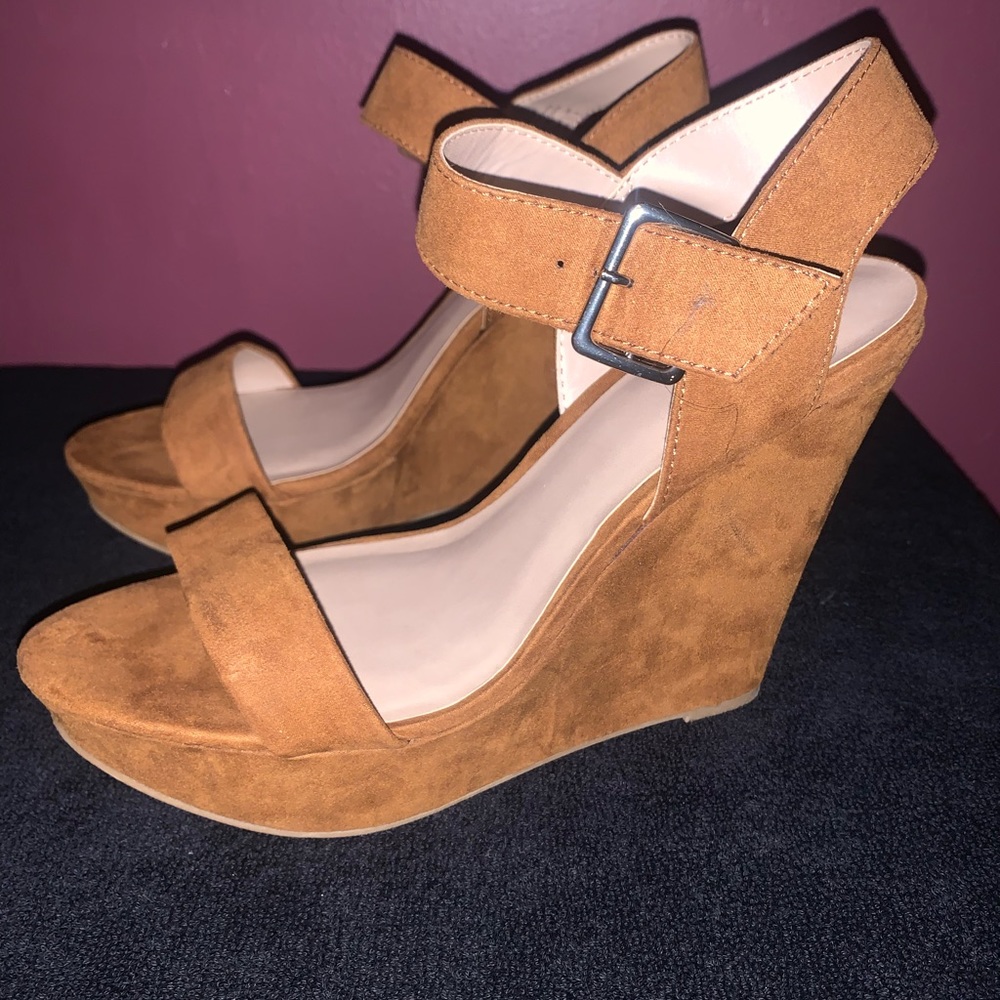 Suede caramel colored wedges!